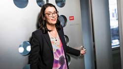 Zwischen Sparprogrammen, digitaler Transformation und politischen Vorgaben: Seit rund einem Jahr lenkt Nathalie Wappler die Geschicke des Schweizer Radios und Fernsehens.