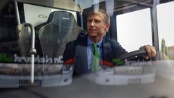 Wenig Halte, kurze Fahrzeiten: Fernbus-Betreiber Ludwig Richard will die Konkurrenz von Eurobus bremsen.
