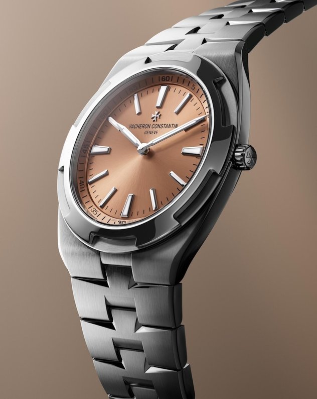 Wenige Uhren sind zu dünn, viele aber zu dick. Sie stehen wie kleine Hügel vom Handgelenk ab und verhindern, dass Hemd und Sakko richtig sitzen. Vacheron Constantin bringt nun eine schmale Version ihres in den letzten Jahren extrem beliebten Klassikers namens Overseas. Quasi die Ozempic Overseas. Und das mit einem farblich umwerfenden Zifferblatt. Kostenpunkt: 120'000 Franken.
