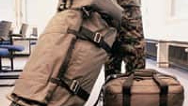 Schwer wiegt der neue Armee-F- Sack. Outboter hilft. (Foto: Peter Gerber)