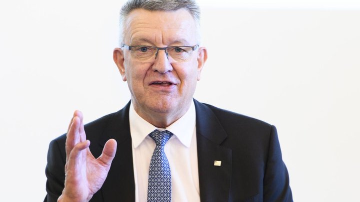 Georges Godel, President du Conseil d'Etat, Directeur des finances, prend la parole lors d'une conference de presse du Conseil d'Etat sur l'audits de la gestion financiere du HFR, ce vendredi 13 juillet 2018 a Fribourg. (KEYSTONE/Anthony Anex)