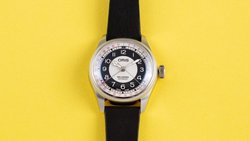 Mit gewölbtem Saphirglas und silbernem Zifferblatt ist die Uhr ein zeitloses Highlight – und das für 1950 Franken.