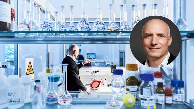 Carlo Centonze im Labor seines Chemie-Textil-Unternehmens in Schlieren.