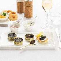 Die Swiss serviert First-Class-Passagieren bis Ende Februar Kaviar aus den Schweizer Alpen.