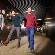 Grosse Ziele: Samantha Anderson, Bardiya Valizadeh, Christopher Ireland (v.l.) wollen sicherstellen, dass alle Kunststoffe komplett recycelt werden.