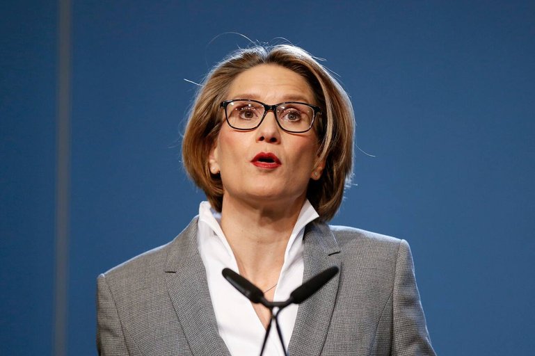 Andrea Maechler, Mitglied des Direktoriums der Schweizerischen Nationalbank SNB, spricht waehrend dem Jahresend-Mediengespraech der SNB, am Donnerstag, 14. Dezember 2017, in Bern.(KEYSTONE/Peter Klaunzer)