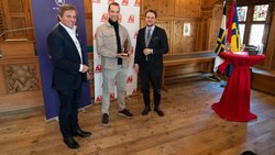 Mindfire-CEO Pascal Kaufmann mit Imanol Schlag von Apertus und dem Davoser Landsamman Philipp Wilhelm (v.l.).