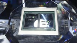 Ein Grafikprozessor (GPU) von MetaX an der World Artificial Intelligence Messe in Shanghai.