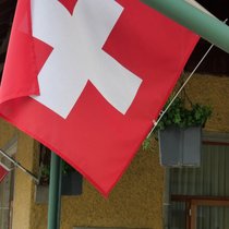Schweizerfahnen an der Schifflände in Vitznau LU am Vierwaldstättersee.
