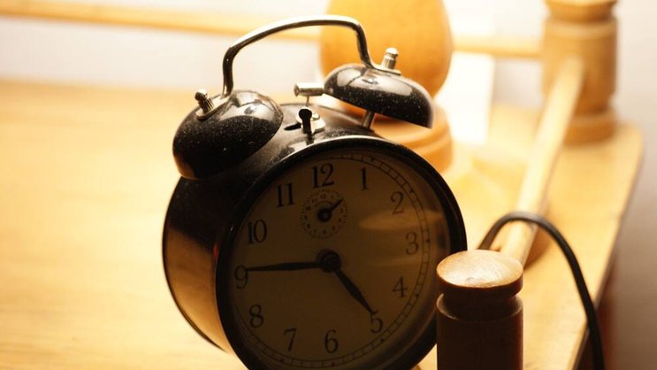 Wecker: Mit einem Alarm schläft es sich gelassener, meint der Experte. L. Hejnak/CC/flickr