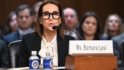US-Chefjuristin Barbara Levi musste gemeinsam mit US-Chef Rob Karofsky vor dem Justiz-Ausschuss des US-Senats aussagen wegen des Umgangs der UBS mit Nazi-Konten.
