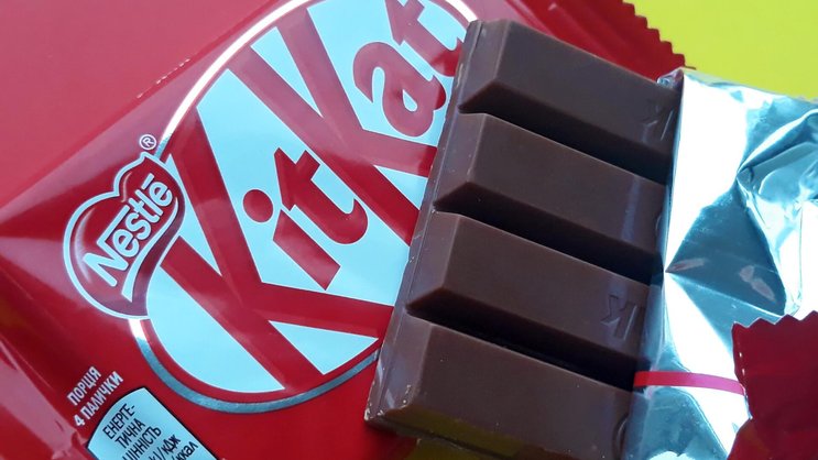 Die Marke Kit Kat gehört Nestlé.