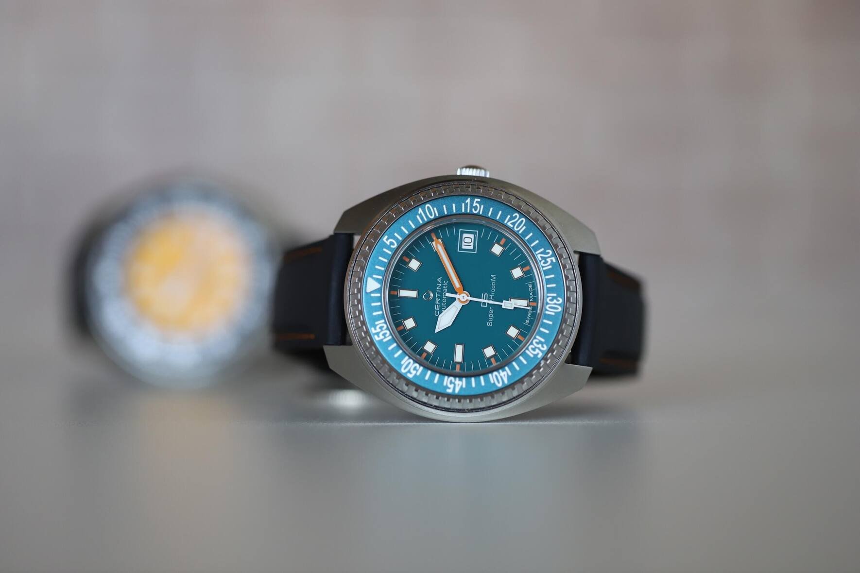 Die Schildkröte ist bei Certina seit 1959 als Logo-Element im Einsatz, mit der STC-Variante der DS Super PH1000m setzt sich das Mitglied der Swatch Group ganz konkret für den Schutz der Gattung ein.