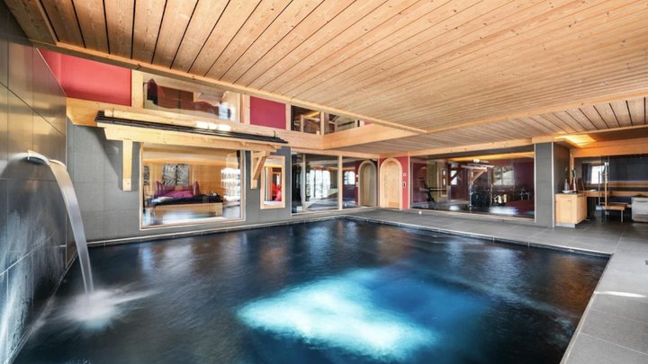 Ein eigenes Hallenbad lockt zum erfrischenden Schwumm.