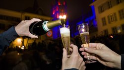 Feier zum Jahreswechsel in Lausanne: Champagner fliesst in der Silvesternacht in Strömen.