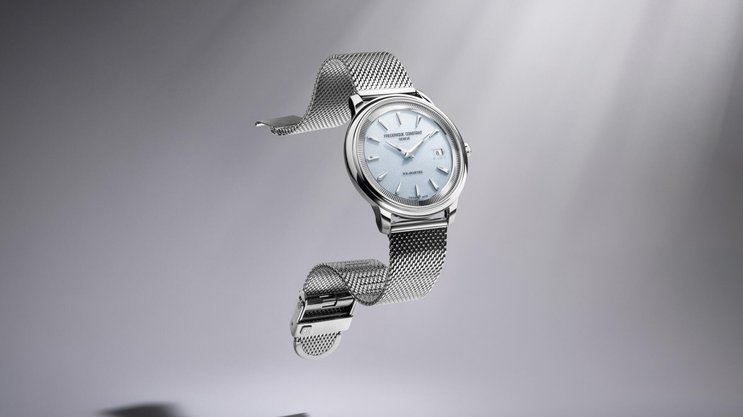 Das Zifferblatt der Uhr ist durchlässig und nimmt Licht durch die gesamte Oberfläche auf.