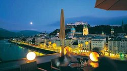 Salzburg: Blick über die Salzach und die Altstadt auf das Wahrzeichen, die Festung Hohensalzburg.