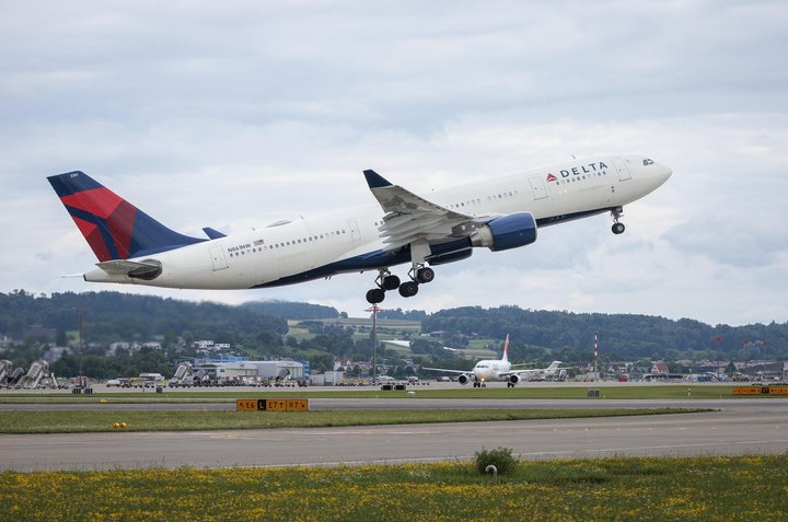 Foto: Sven Thomann, 31.7.2025, Kloten (ZH): Ein Airbus A330-223 der Delta Air Lines startet auf der Piste 16 des Flughafen Zuerich. SymbolbildRMS