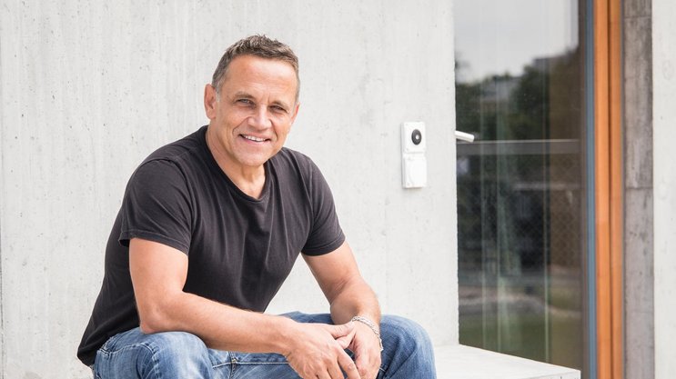 Gus Wüstemann, Architekt und ETH-Absolvent, revolutioniert mit radikal klaren Designs leistbares Wohnen.