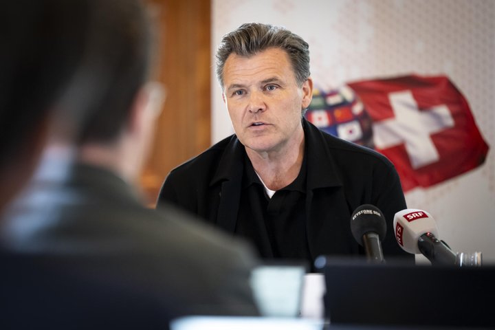Alfred Gantner, Unternehmer, Mitglied des Initiativkomitees, spricht waehrend einer Medienkonferenz des Komitees der Kompass-Initiative zu Zwischenstand der Sammelphase und geplanten weiteren Schritten, am Dienstag, 29. April 2025 in Bern. (KEYSTONE/Anthony Anex)
