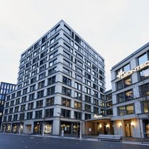 Eng wird es am Hauptsitz an der Europaallee in Zürich nicht. Um Kosten zu sparen, wird in der Schweiz Personal abgebaut. Nearshoring ist angesagt. In Portugal sucht man Personal.
