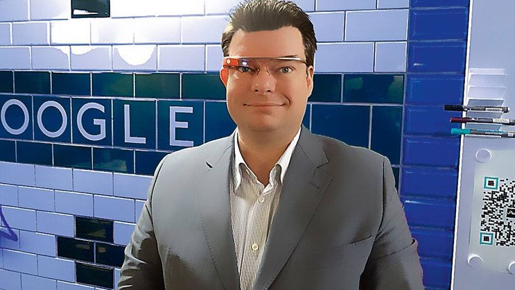 BILANZ-Redaktor Marc Kowalsky mit der Datenbrille.