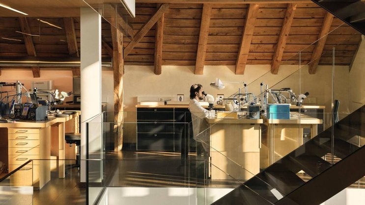 Cartier verwandelt ein historisches Bauernhaus in La Chaux-de-Fonds in ein Innovationszentrum für Kunsthandwerk. Rund fünfzig Mitarbeiter sind auf vier Etagen tätig.
