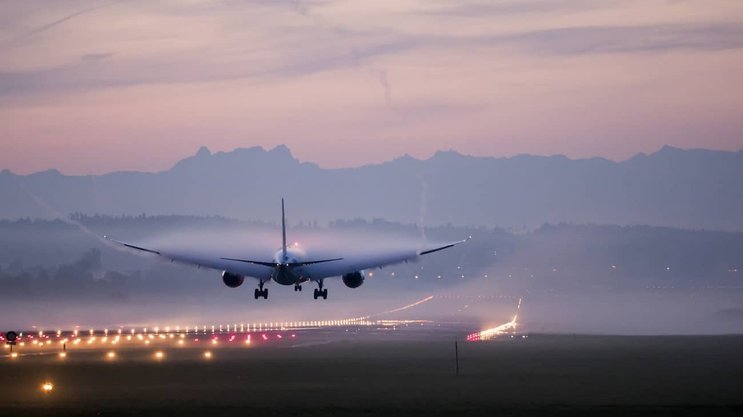 Flugzeug bei der Landung: Treibstoff-, Personal- und Wartungskosten befeuern die Ticketpreise.