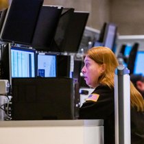 Eine Händlerin arbeitet auf dem Parkett der New Yorker Börse.