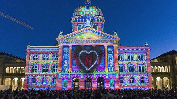 Die neue Lichtshow am Bundeshaus: so bunt und vielschichtig wie die Koalition.Keystone