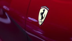Logo von Ferrari: Die Luxusautomarke bekommt die Umwälzungen in der Autobranche zu spüren.