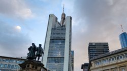 Ehe ohne viel Willen: Bürogebäude der Commerzbank (l) und der Deutschen Bank in Frankfurt.