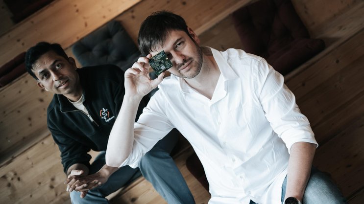 Manu Nair (l.) und Alessandro Aimar ermöglichen mit ihrem Produkt bei Edge-KI-Prozessen einen um bis zu 98 Prozent tieferen Energieverbrauch.