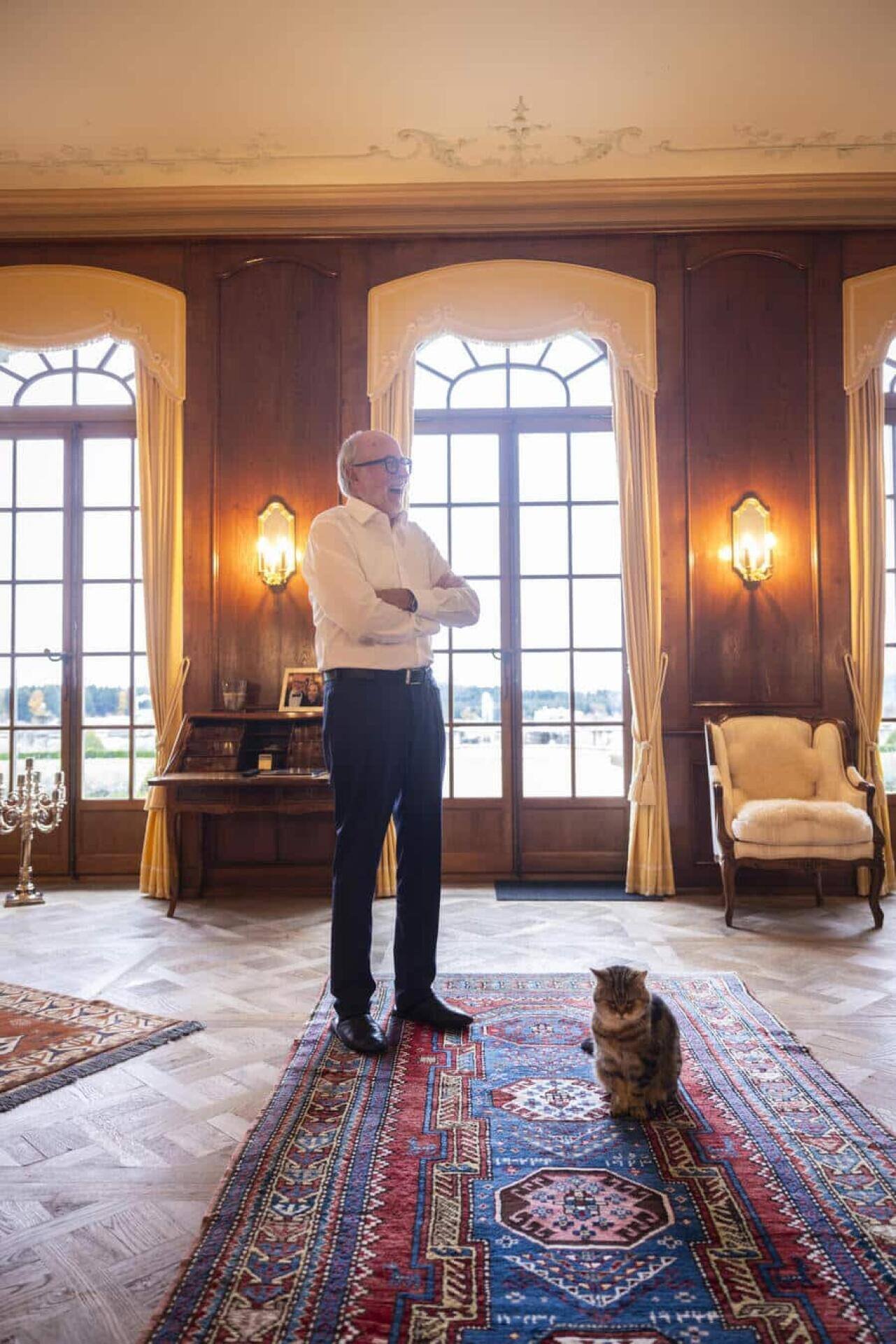 Im Guisan-Zimmer: Willy Michel mit seinem Kater Satchmo, 16 («Ich nenne ihn wegen seines Gewichts liebevoll Fatmo»). Von diesem Raum aus leitete Guisan Anfang des 2. Weltkrieges die Geschicke der Schweiz.