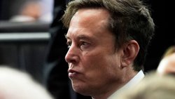 Elon Musk ist der mit Abstand reichste Mensch der Welt. Nun könnte er die Aussicht auf ein riesiges neues Aktienpaket bekommen. Die Zustimmung der Aktionäre ist jedoch nicht garantiert. (Archivbild)