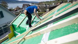 Reparaturen am Dach: Ein Haus hat klassische Schwachstellen, die ein Eigenheimbesitzer unbedingt im Auge behalten muss.