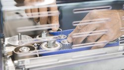 Mitarbeiter bei Komax Der Verwaltungsrat habe entschieden, den neuen Kurs unter neuer Führung umzusetzen