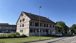 Das historische Mehrfamilienhaus mit Fachwerkfassade an der Wehntalerstrasse in Höri ZH stammt aus dem Jahr 1878.