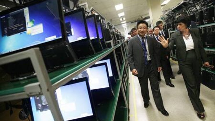 Bundesrätin Doris Leuthard beim Besuch einer Lenovo-Fabrik in Shanghai (Bild: Keystone)