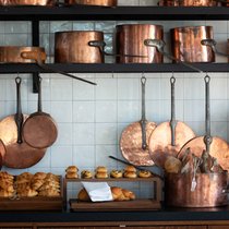 Nicht nur Meerestiere dampfen in den Kupfertöpfen der Brasserie hoch über dem Vierwaldstättersee: Es gibt auch Gipfeli statt Hummer.