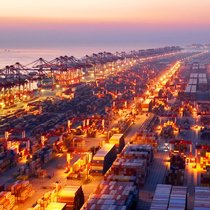 Der Tiefwasserhafen Yangshan in Shanghai hat China nach seinem WTO-Beitritt gebaut. Wird er bald zum Symbol einer alten Ordnung?