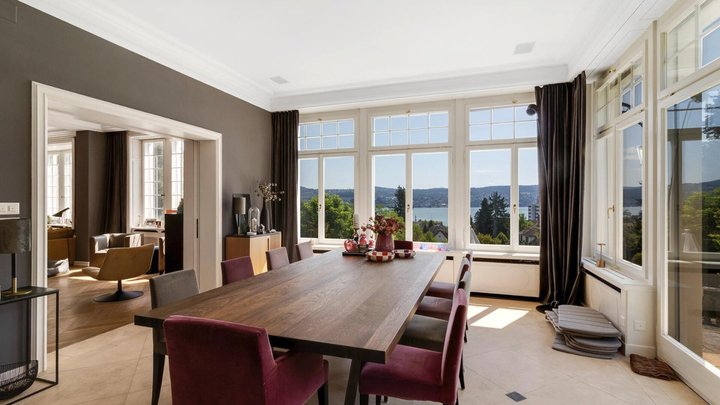 Vom Esszimmer aus hat man Sicht auf den Zürichsee und den Pfannenstiel.
