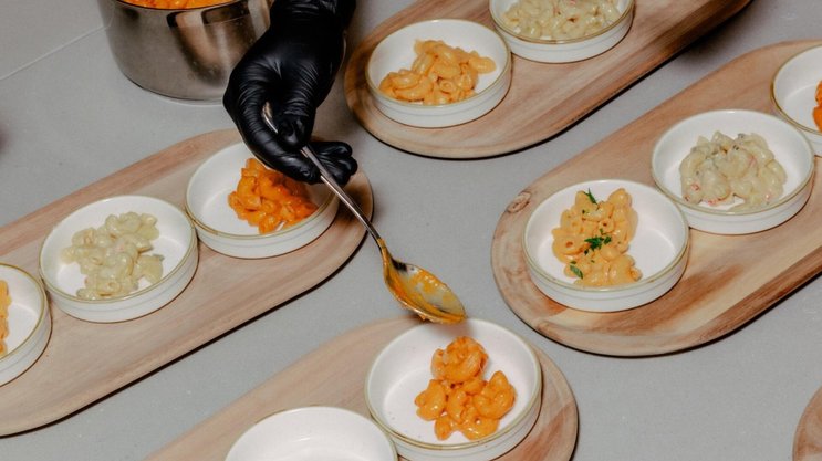 Köche von Conagra bereiten Schalen mit Mac and Cheese zur Verkostung zu.