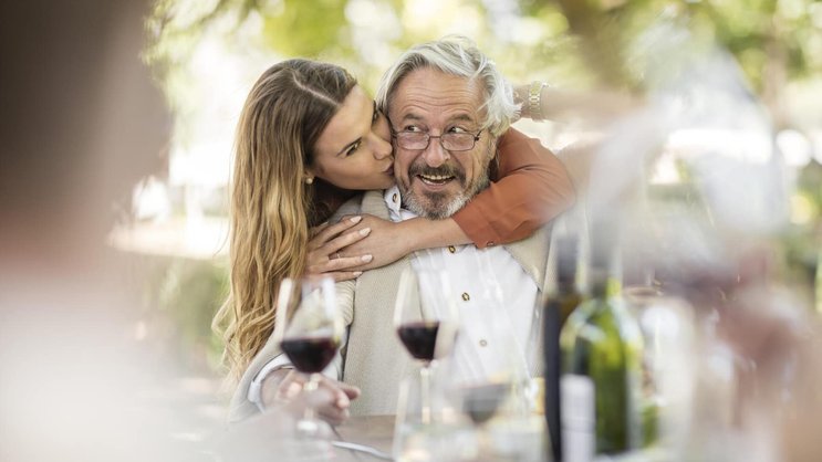 Freudentag: wenn die Tochter 20 wird. Der zu ihrer Geburt eingekaufte Wein kommt erstmals auf den Tisch. Klug eingekauft — ein geglücktes Geschenk.