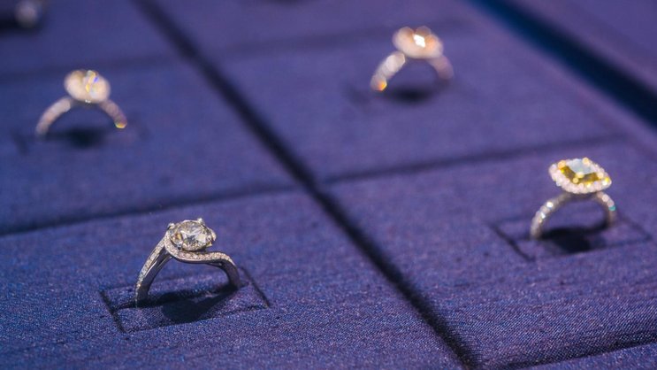 Diamanten der südafrikanischen Firma De Beers, in Hongkong zum Verkauf angeboten.