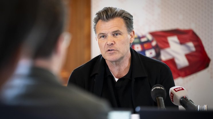 Alfred Gantner, Unternehmer, Mitglied des Initiativkomitees, spricht waehrend einer Medienkonferenz des Komitees der Kompass-Initiative zu Zwischenstand der Sammelphase und geplanten weiteren Schritten, am Dienstag, 29. April 2025 in Bern. (KEYSTONE/Anthony Anex)