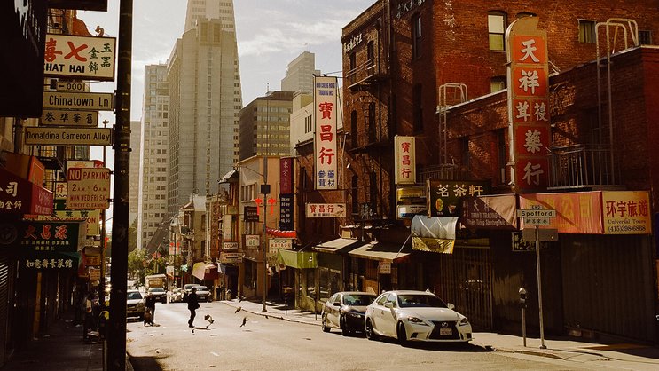 Eine Strasse im Viertel Chinatown.