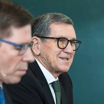 Joël Mesot (l.) und DSS-Geschäftsführer Reinhold Geilsdörfer bei der Bekanntgabe der Donation.