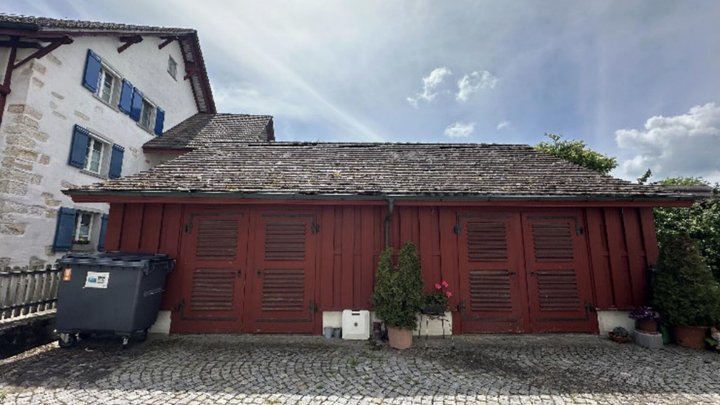Zum Grundstück gehört auch dieser frei stehende Schopf. Seine vier Abteile sind derzeit ebenfalls vermietet.