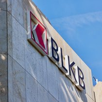 Das Logo der Basellandschaftlichen Kantonalbank BLKB am Hauptsitz in Liestal BL.